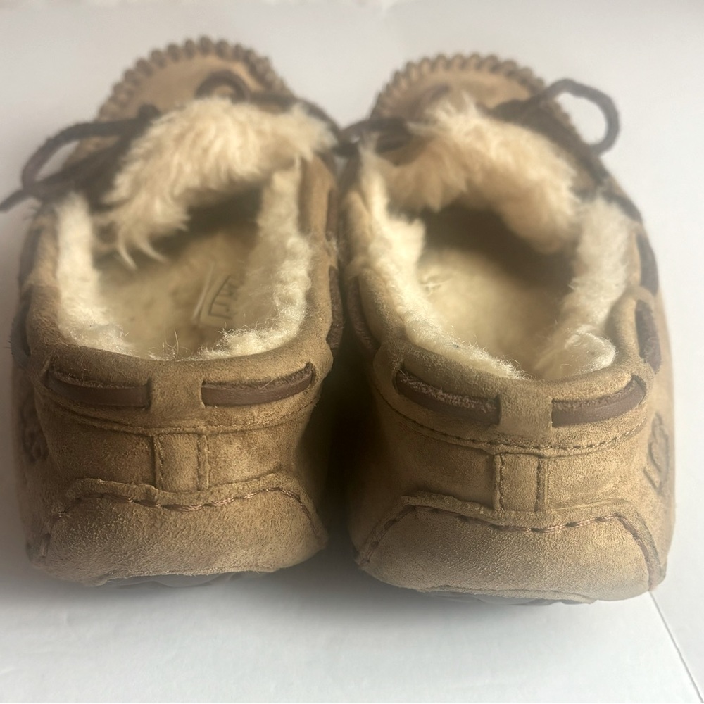 UGG| UGG Australia Dakota Moccasin slippers. Color Tan size 8 - Picture 15 of 15